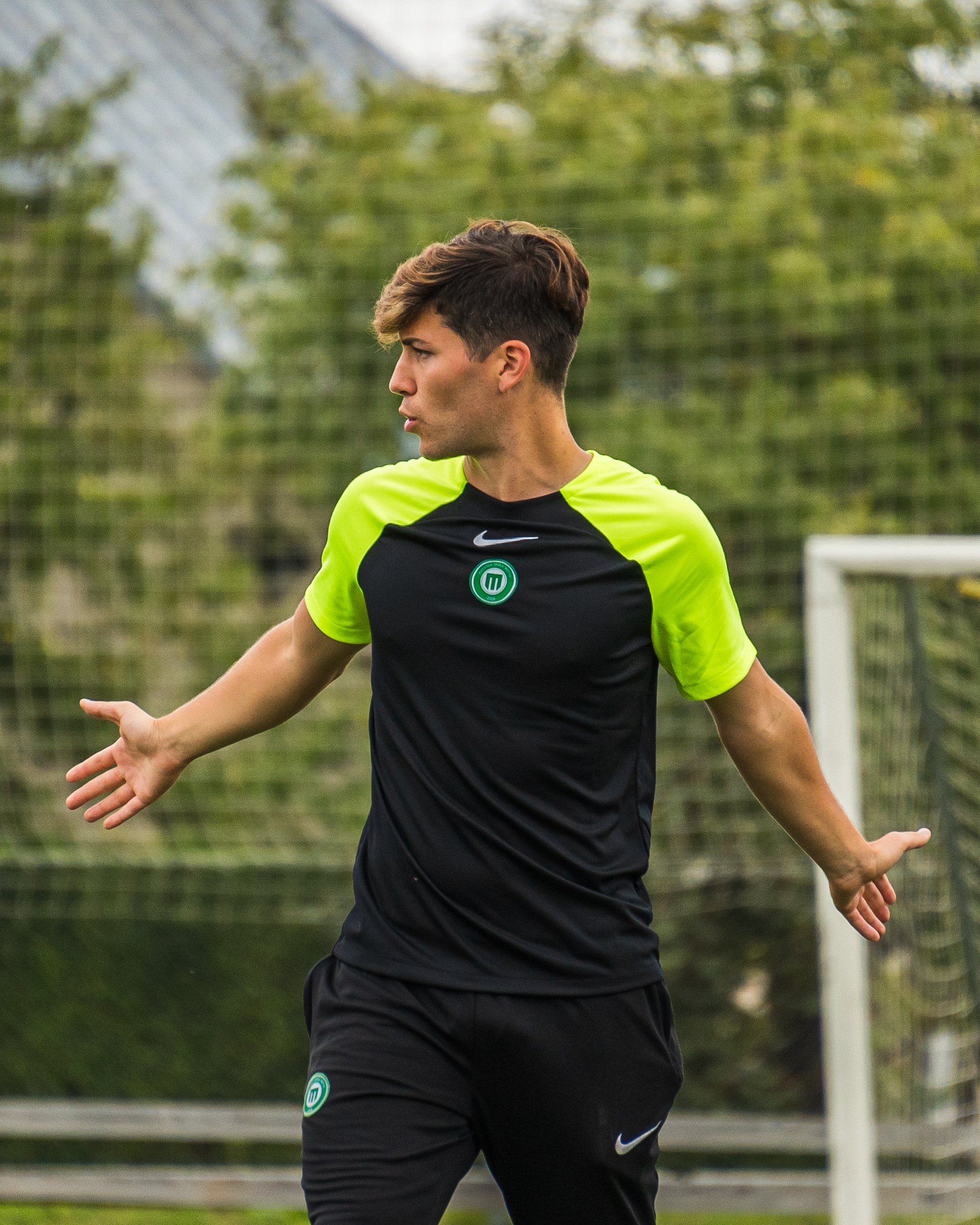 Coach Aniol Cufí coaching at FK Metta